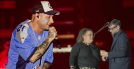 La proposta di matrimonio al concerto di Clementino a Napoli
