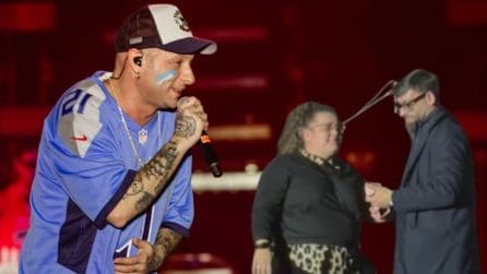 La proposta di matrimonio al concerto di Clementino a Napoli