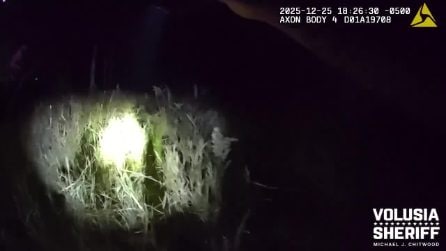 Bimbo con autismo cade in uno stagno, il piccolo Coco salvato la notte di Natale: il video