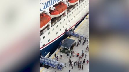 Bimba di 4 anni cade in mare, la mamma si tuffa senza esitazione: il video del salvataggio