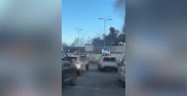 Grosso incendio a Casoria, a fuoco capannone industriale: colonna di fumo sull'asse mediano