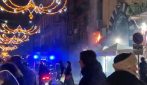 Fuochi d'artificio tra i passanti in via Toledo, i botti provocano un incendio in un negozio