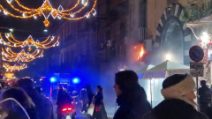 Fuochi d'artificio tra i passanti in via Toledo, i botti provocano un incendio in un negozio