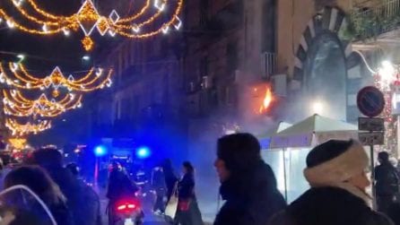 Fuochi d'artificio tra i passanti in via Toledo, i botti provocano un incendio in un negozio