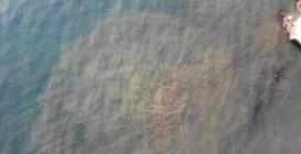 Lo strano gorgo marino al largo di Posillipo, vortice e enorme chiazza vicino alla Gaiola