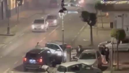 Bloccano la strada per sparare i botti e picchiano passante, uno è armato: il video folle a Qualiano