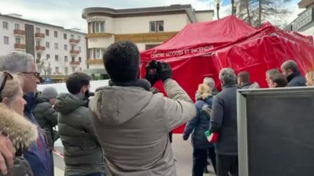 Tajani a Crans-Montana: "Decine di interrogatori", poi depone fuochi sul luogo della strage