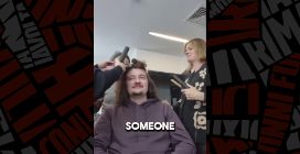 Il video del tifoso dello United che non taglia i capelli per scommessa: 3 persone per pettinarlo