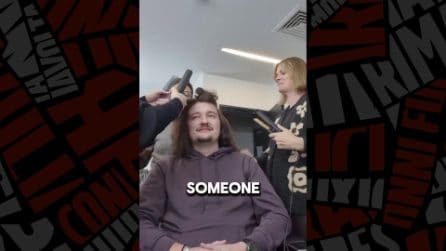 Il video del tifoso dello United che non taglia i capelli per scommessa: 3 persone per pettinarlo