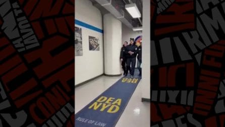 Casa Bianca posta un video del presidente del Venezuela Maduro in manette scortato dagli agenti Usa