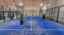 Pioggia e raffiche di vento fanno crollare una tensostruttura per il padel durante una partita