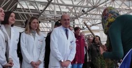 La Befana arriva in Lamborghini al Gemelli: porta doni e giochi ai piccoli pazienti ricoverati