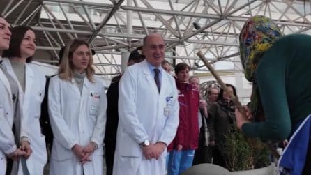 La Befana arriva in Lamborghini al Gemelli: porta doni e giochi ai piccoli pazienti ricoverati