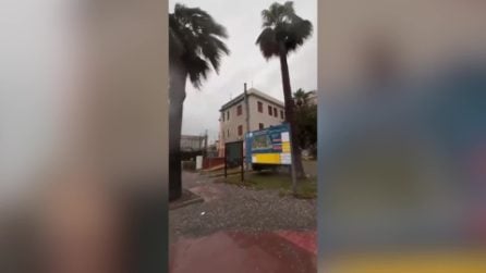 Maltempo a Messina, sindaci travolti da un'onda mentre fanno diretta Facebook: il video