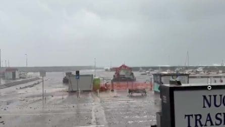 Onde impressionanti a Cala Gonone: il mare tra le case, danni al porto