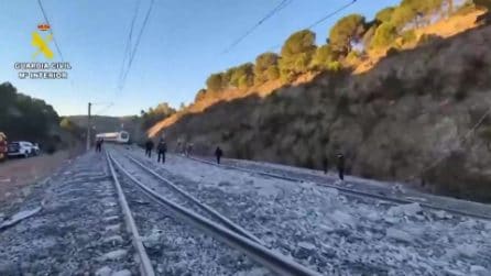 Incidente treni in Spagna, decine di morti e feriti: le immagini dopo il disastro