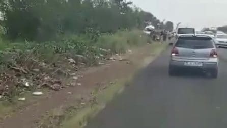 Scontro scuolabus-camion in Sudafrica, morti 13 bambini: il video sul luogo dell'incidente