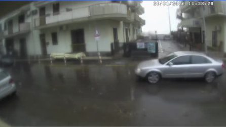 Maltempo in Sicilia, a Fondachello il mare sommerge una strada