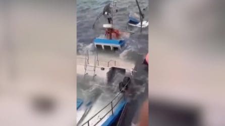 Peschereccio affonda nel porto di Catania per il maltempo