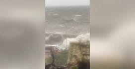 Maltempo a Messina, ambulanza travolta da un'onda anomala durante soccorso