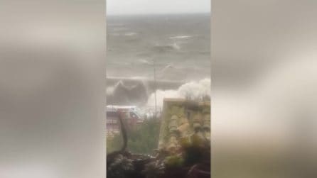 Maltempo a Messina, ambulanza travolta da un'onda anomala durante soccorso