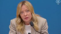 Meloni non risponde su Paragon e fa la vittima: “Quella spiata sono io”