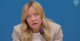 Meloni non risponde su Paragon e fa la vittima: “Quella spiata sono io”