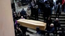 Funerale di Aurora Livoli, la 19enne uccisa in via Paruta a Milano: il video