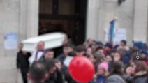 Morte intossicate a Campobasso, lacrime e palloncini al funerale di Antonella e della figlia Sara
