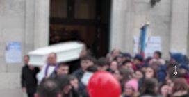 Morte intossicate a Campobasso, lacrime e palloncini al funerale di Antonella e della figlia Sara
