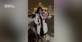 Sigarette accese con foto in fiamme di Khamenei, la protesta delle iraniane