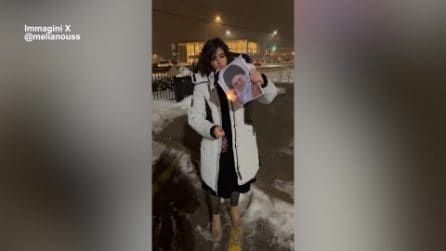 Sigarette accese con foto in fiamme di Khamenei, la protesta delle iraniane