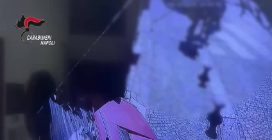 Donna scippata mentre cammina all'Arenella, cade e batte la testa: il video della rapina