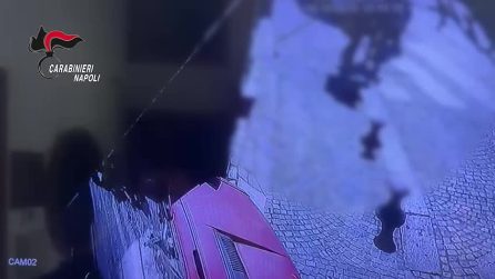 Donna scippata mentre cammina all'Arenella, cade e batte la testa: il video della rapina