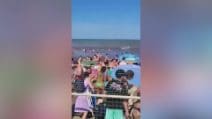 Prima la bassa marea, poi le onde anomale: 29enne muore trascinato dal mare in Argentina
