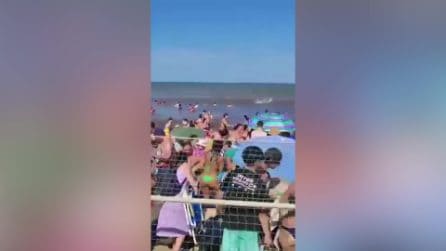 Prima la bassa marea, poi le onde anomale: 29enne muore trascinato dal mare in Argentina