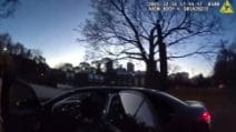 Atlanta, rubano auto con bimba dentro: il video del salvataggio