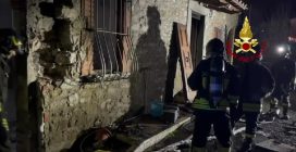 Esplosione ad Arezzo, crolla una palazzina: 3 feriti gravi, il video dei Vigili del Fuoco