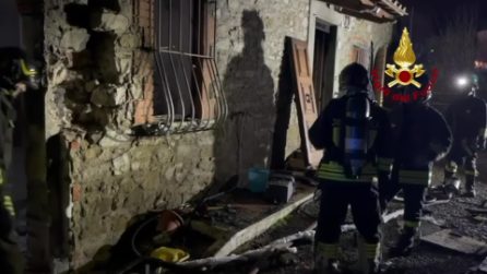 Esplosione ad Arezzo, crolla una palazzina: 3 feriti gravi, il video dei Vigili del Fuoco