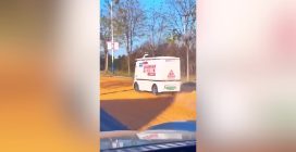 In Cina i furgoni a guida autonoma sono diventati un meme