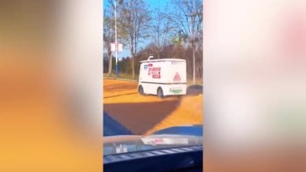 In Cina i furgoni a guida autonoma sono diventati un meme