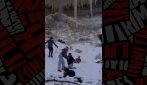 La cascata di ghiaccio si sgretola e i turisti si salvano all'ultimo