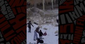 La cascata di ghiaccio si sgretola e i turisti si salvano all'ultimo