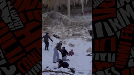 La cascata di ghiaccio si sgretola e i turisti si salvano all'ultimo