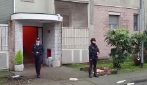 Trovato un uomo ucciso con una coltellata alla gola in casa a Rozzano, fermato un 21enne