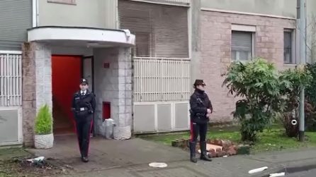 Trovato un uomo ucciso con una coltellata alla gola in casa a Rozzano, fermato un 21enne
