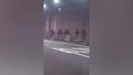 Scontri sulla A1 tra tifosi di Fiorentina e Roma: ultras con mazze, martelli, spranghe e caschi