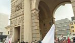 Un migliaio di persone in piazza a Milano contro l'Ice alle Olimpiadi: "No alle squadracce di Trump"