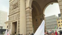 Un migliaio di persone in piazza a Milano contro l'Ice alle Olimpiadi: "No alle squadracce di Trump"