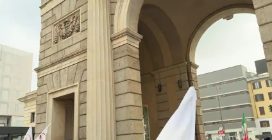 Un migliaio di persone in piazza a Milano contro l'Ice alle Olimpiadi: "No alle squadracce di Trump"